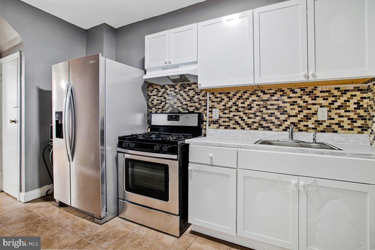 5204 Ivanhoe Avenue Baltimore, MD 21212 - Photo 13 of 38 a kitchen with appliances and cabinets