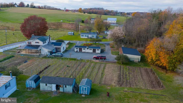a view of a house with backyard