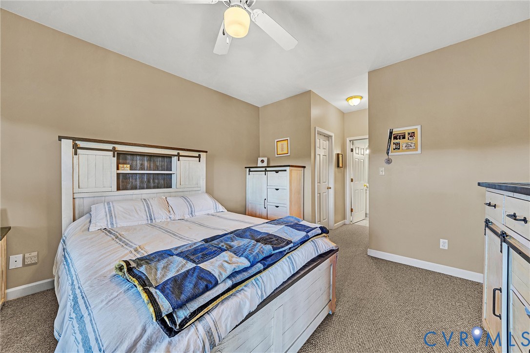 1103 Mariners Way Huddleston, VA 24104 - Photo 19 of 31 a living room with furniture and a table