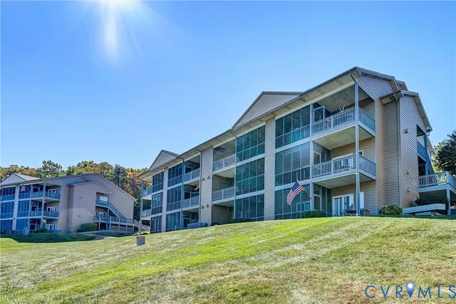 a picture of a lake view