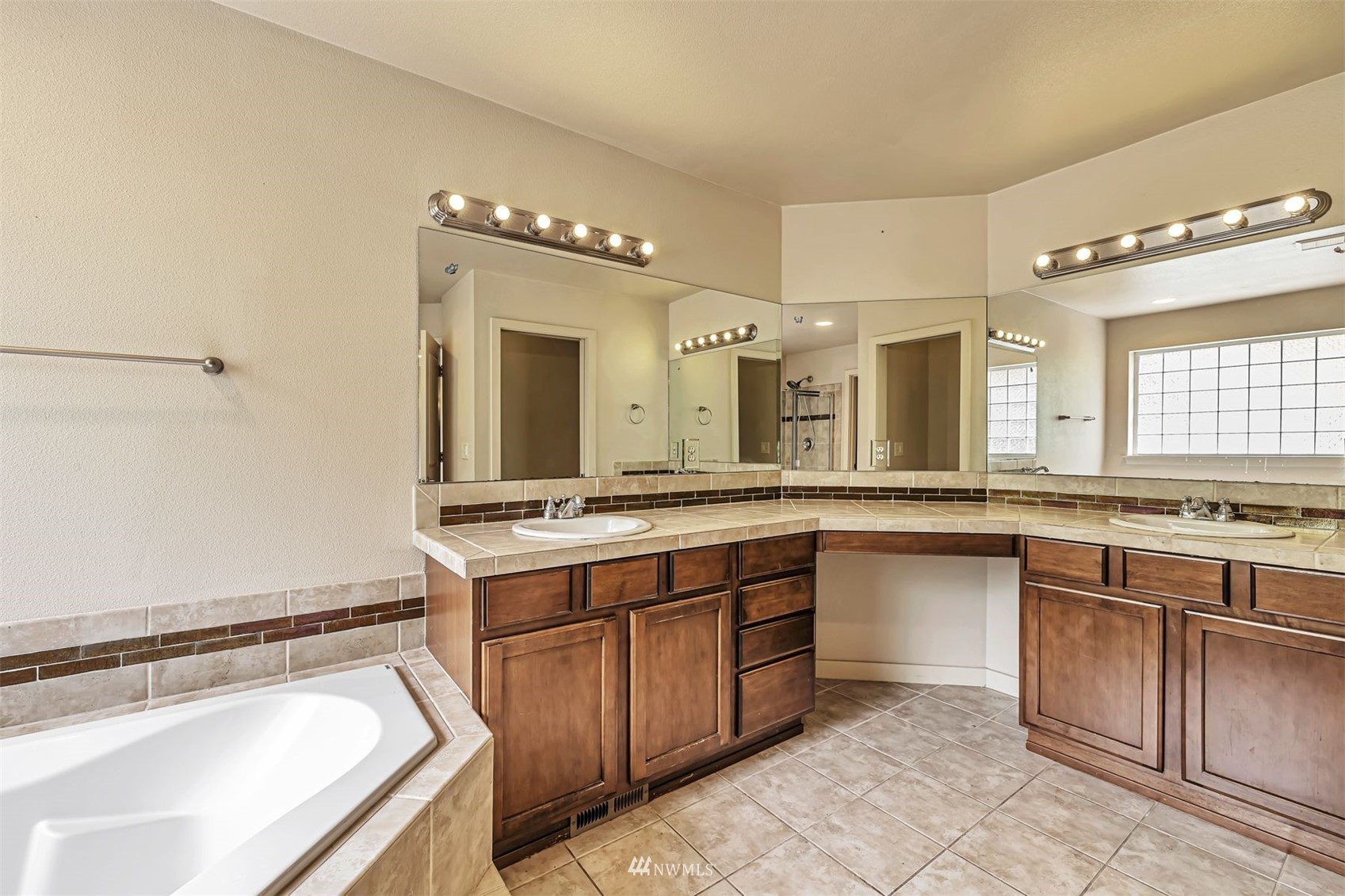 16440 Sylvester Road Southwest Burien, WA 98166 - Photo 17 of 25 Gallery Image 17