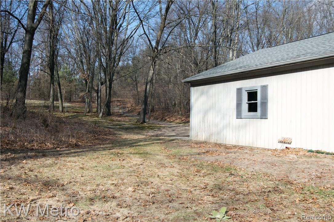 2211 West Wardlow Road Highland, MI 48357 - Photo 50 of 53 Side view of barn.