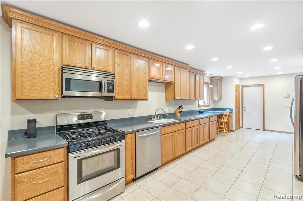 28366 Rollcrest Road Farmington Hills, MI 48334 - Photo 7 of 53