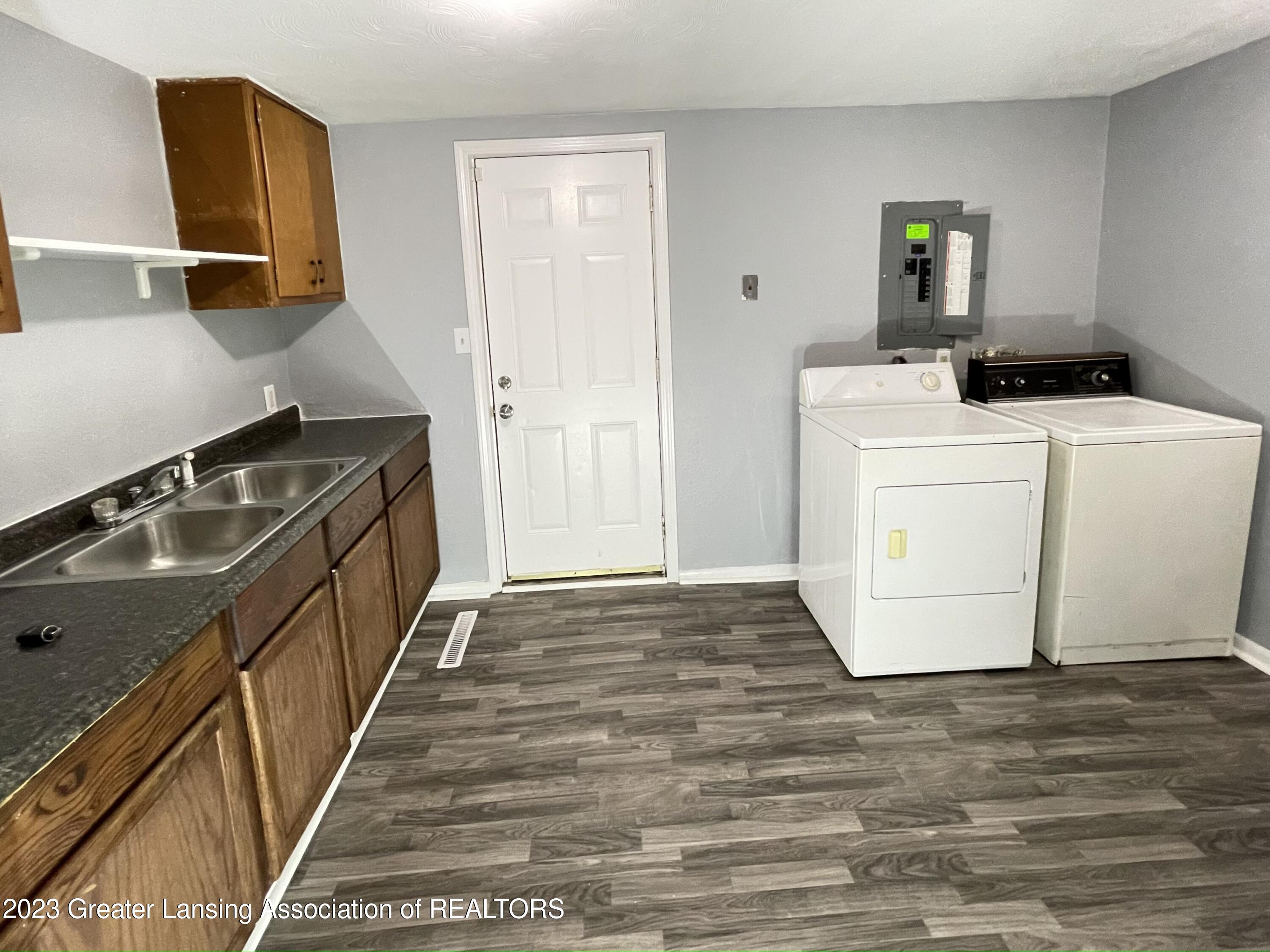 5400 South Waverly Road Lansing, MI 48911 - Photo 12 of 23 2023-11-29_16-05-27_109