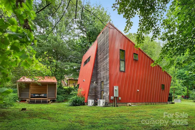 a view of a house with backyard