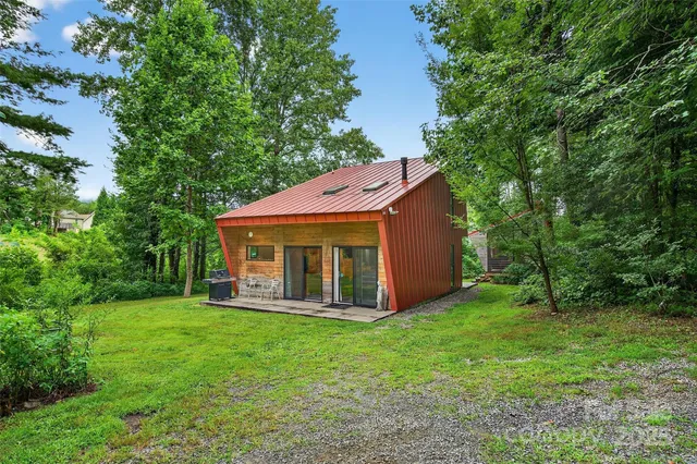 a view of a house with backyard
