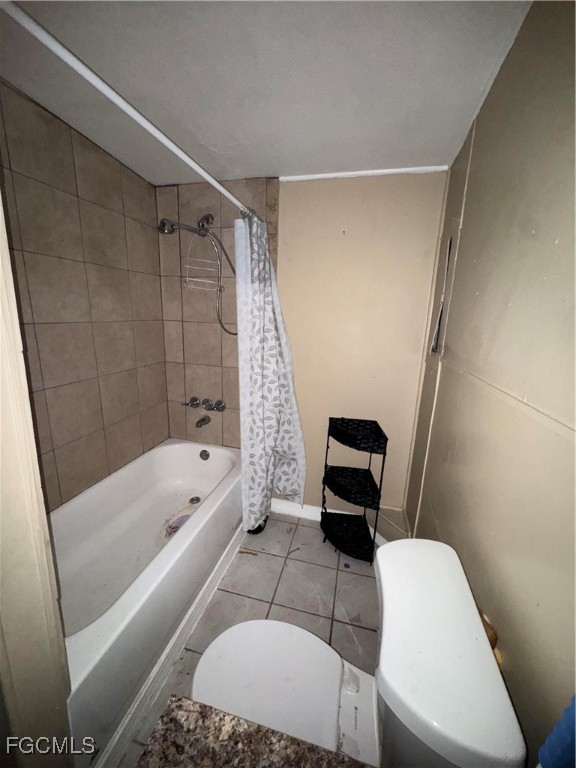 3724 Richard Road North Fort Myers, FL 33903 - Photo 5 of 17 a bathroom with a sink a toilet a bathtub and a shower