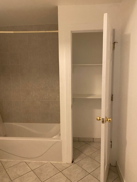 2931 North Rutherford Avenue Chicago, IL 60634 - Photo 27 of 37 a bathroom with a bathtub