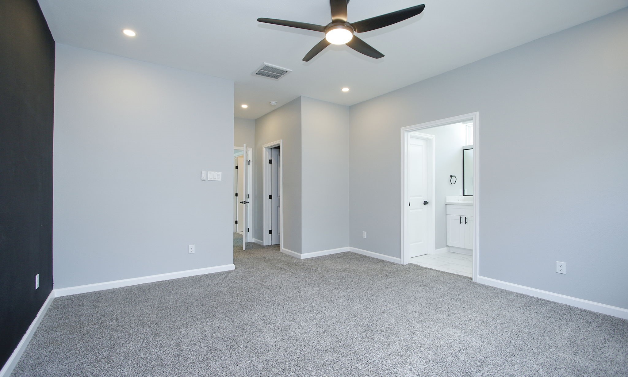 4337 Faulkner Street Houston, TX 77021 - Photo 17 of 39 an empty room with closet and a ceiling fan