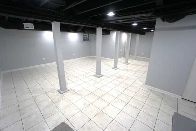 a view of a livingroom with an empty space