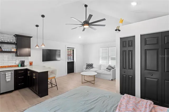 a view of a house with backyard