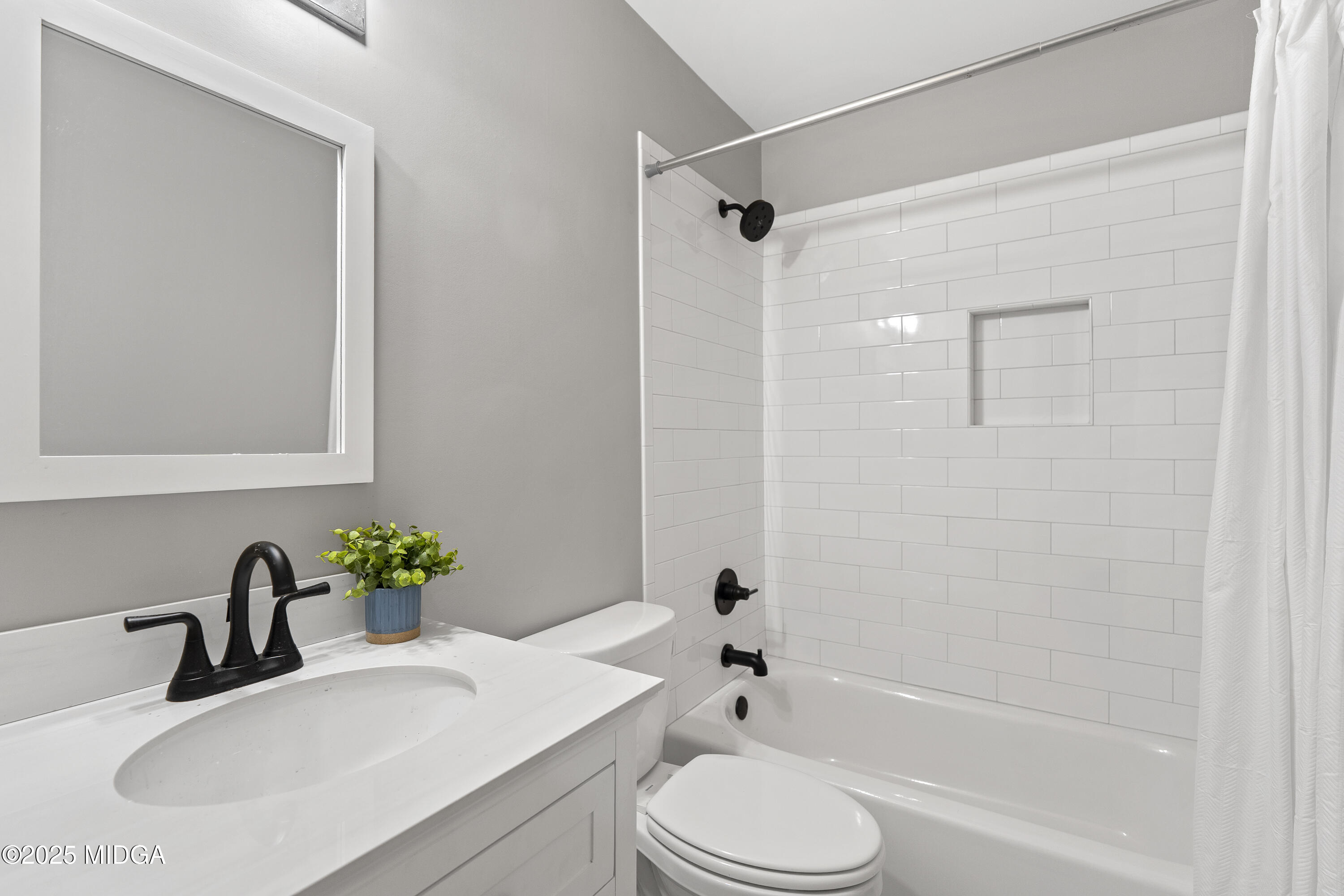 218 Matlock Lane Macon, GA 31210 - Photo 25 of 39 a bathroom with a sink toilet and a bathtub