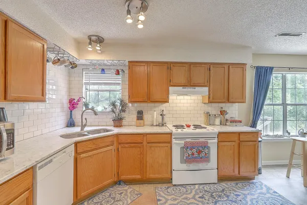 $2,600 | 2318 North England Court, Charleston, SC 29414