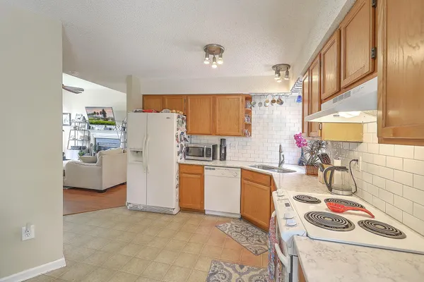 $2,600 | 2318 North England Court, Charleston, SC 29414