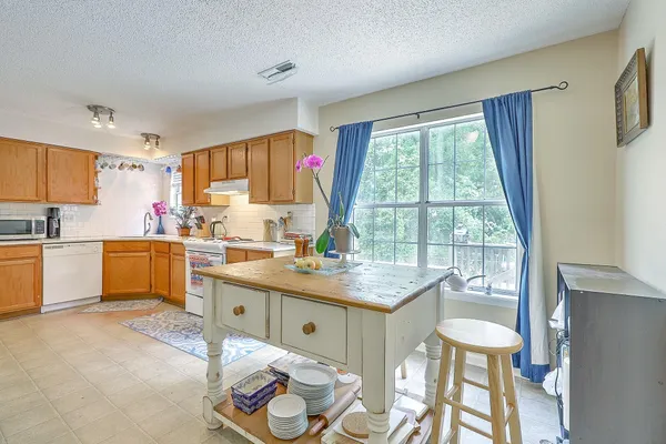 $2,600 | 2318 North England Court, Charleston, SC 29414