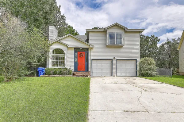 $2,600 | 2318 North England Court, Charleston, SC 29414