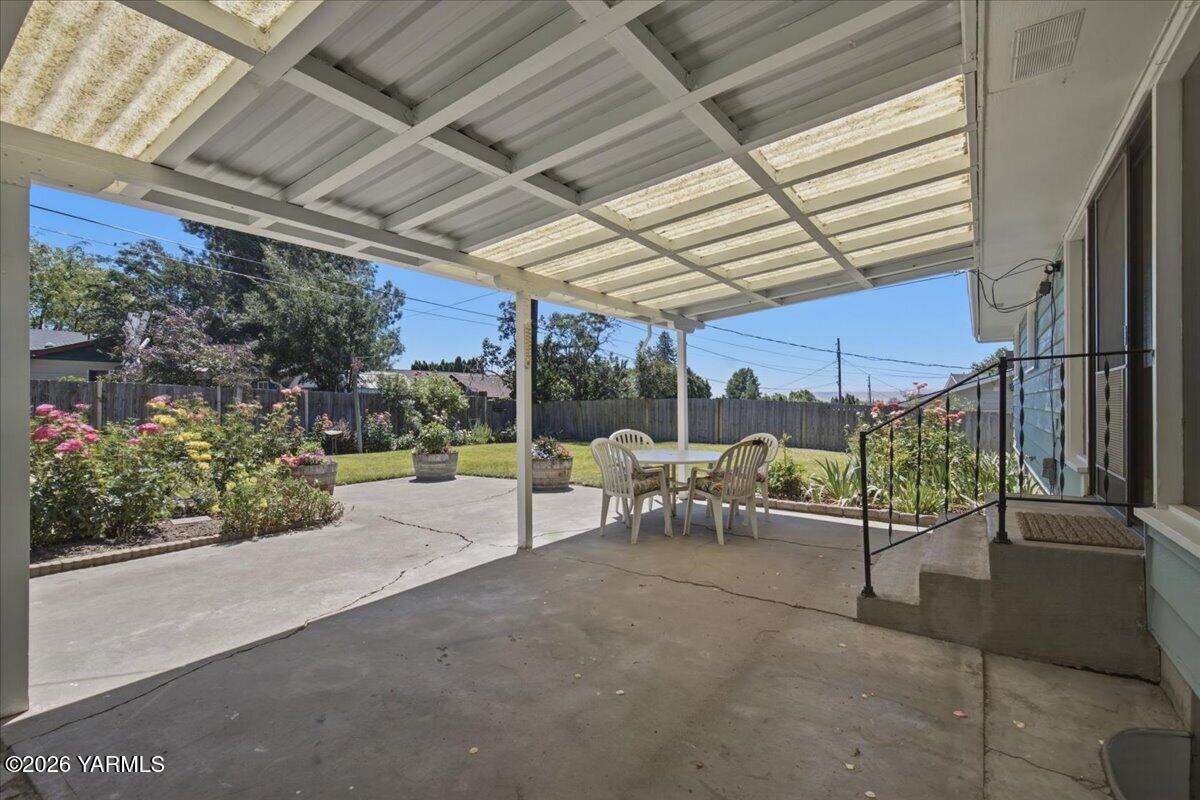 111 Sunset Way Zillah, WA 98953 - Photo 32 of 44 Covered patio