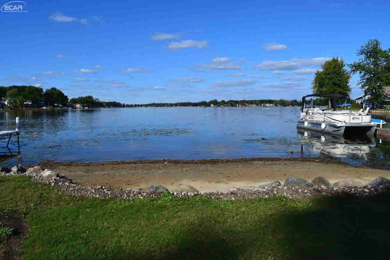 2232 Grove Park Road Fenton, MI 48430 - Photo 2 of 27 21377516-1.JPG