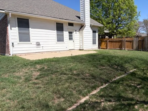 a view of a backyard