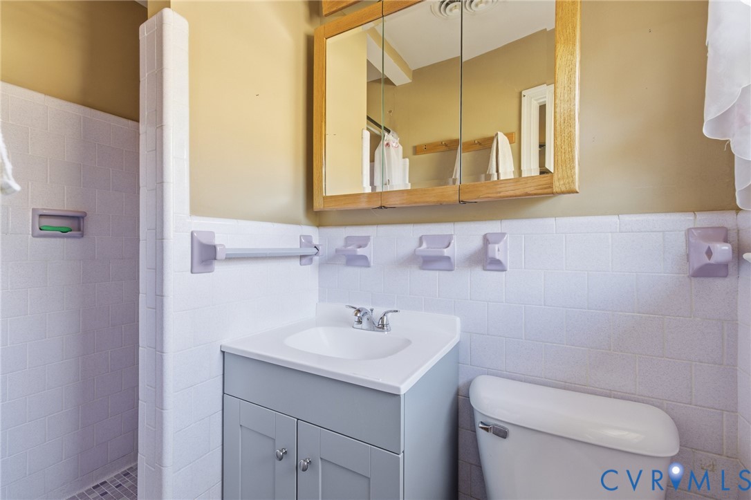 4500 Vauxhall Road Richmond, VA 23234 - Photo 22 of 30 Full bath with tiled shower, vanity, and wainscoti