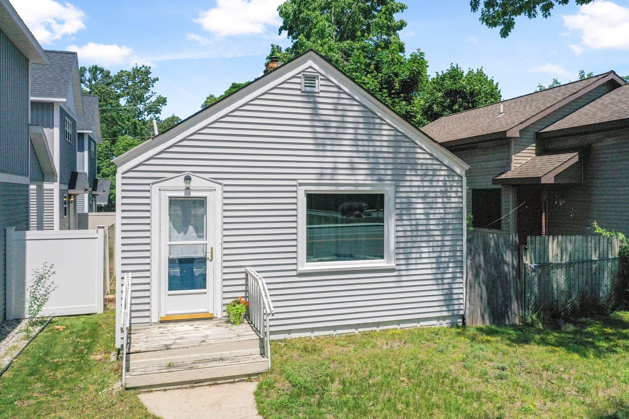 1029 East Front Street Traverse City, MI 49686 - Photo 29 of 37 1935536-849becfe-066a-4ae9-bdd7-7919e76dff9d.JPG