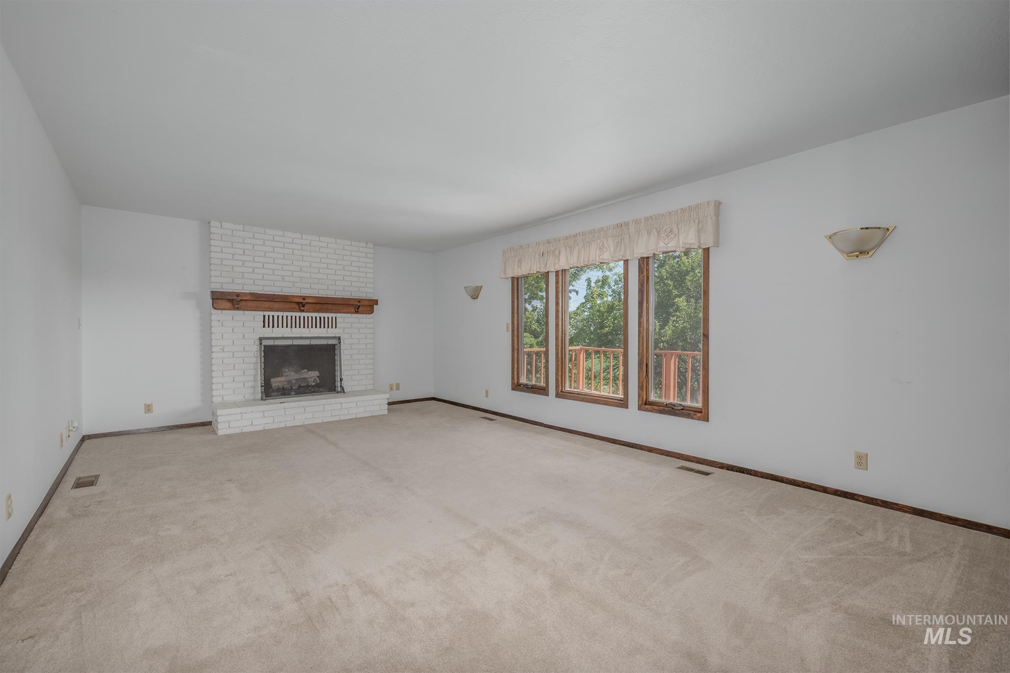1493 Cove Road Weiser, ID 83672 - Photo 15 of 50 Living room