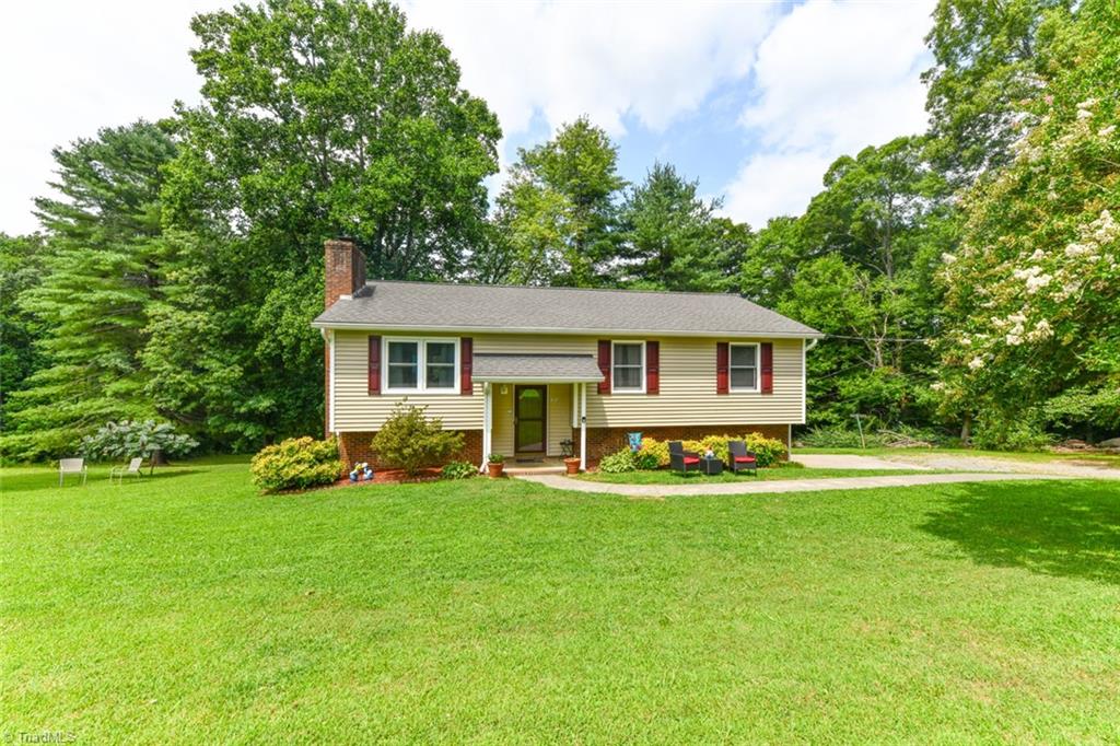 Call your agent to see 1551 Darrien Blvd. today! This well kept home at the end of a dead end road offers a quiet respite from city life. Join me on a tour of your new home. 