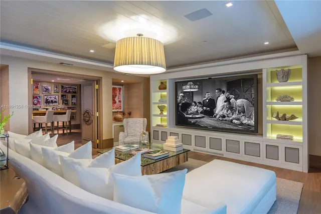 a room with lots of tables and chairs