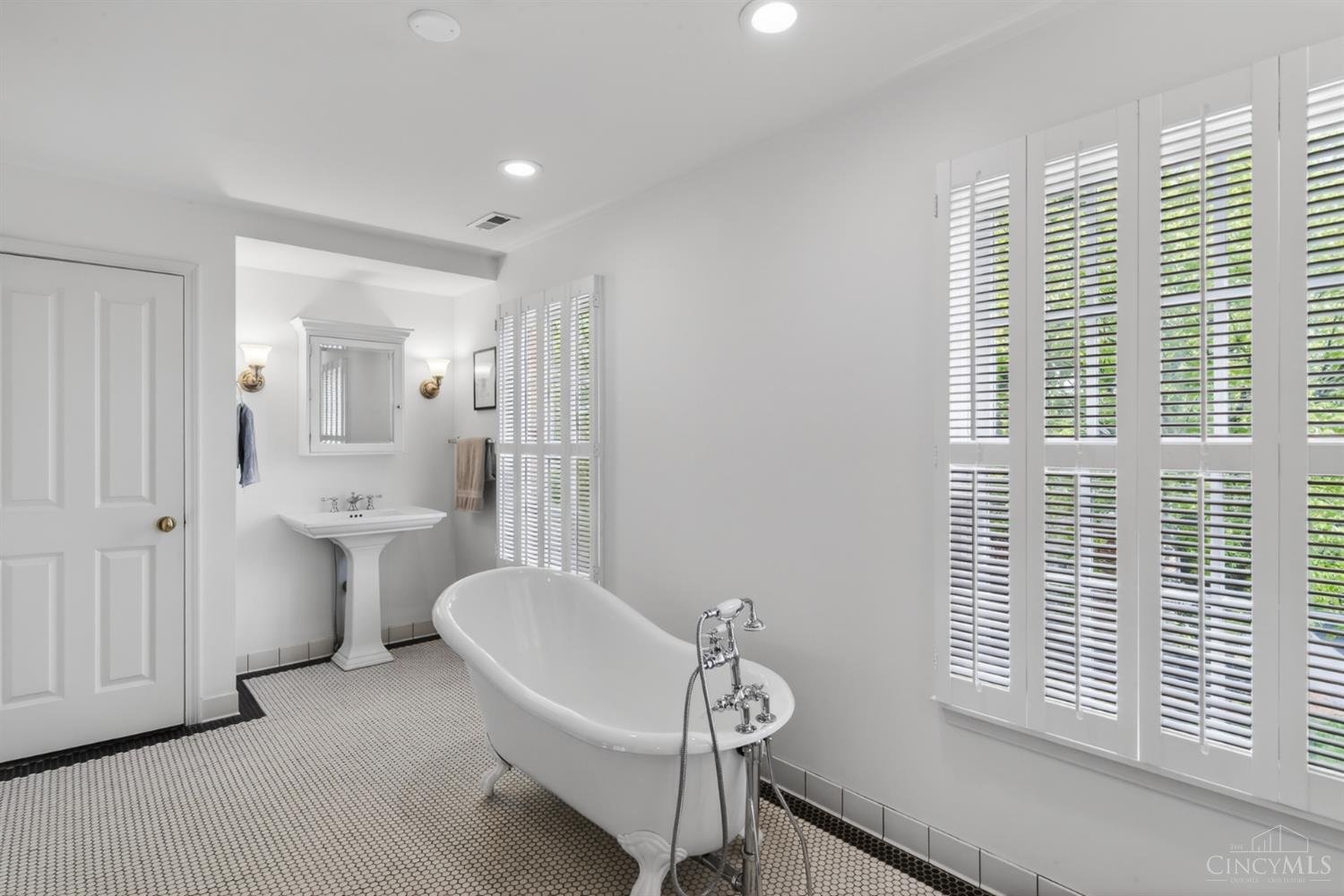 7703 Cooper Road Montgomery, OH 45242 - Photo 30 of 89 Gallery Image 30