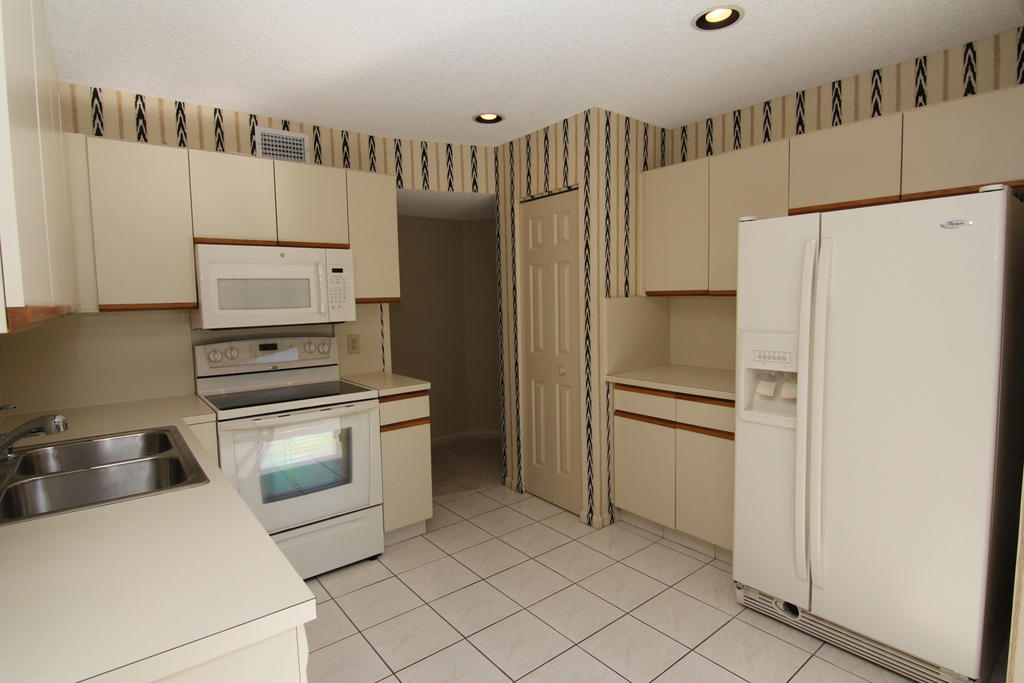 5750 Coach House Circle, Unit D Boca Raton, FL 33486 - Photo 7 of 17 06 Diaz Kitchen #3