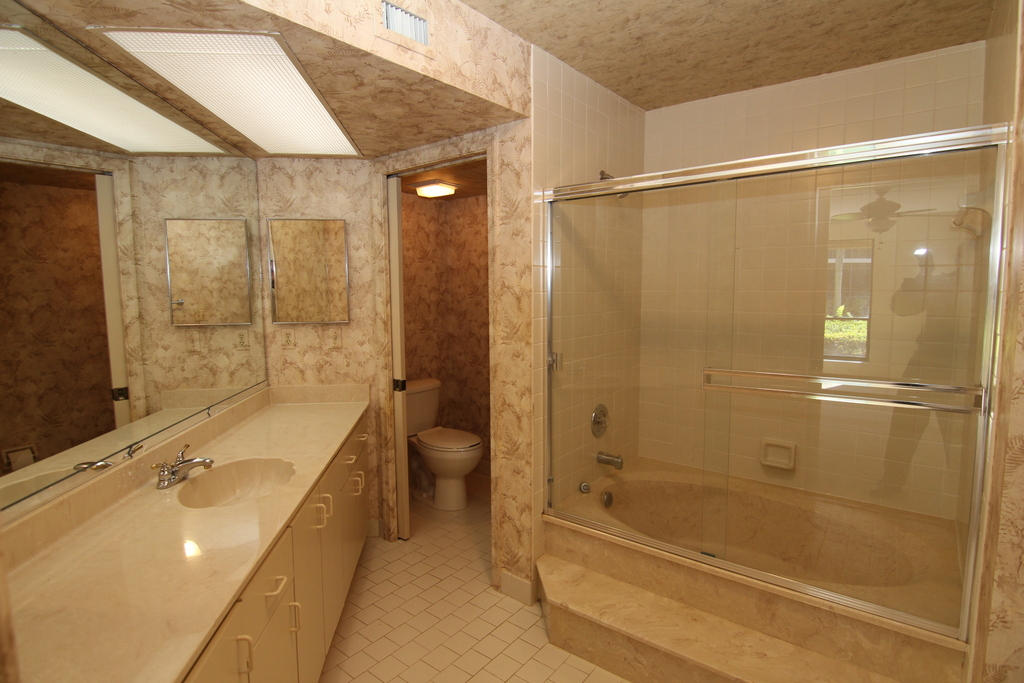5750 Coach House Circle, Unit D Boca Raton, FL 33486 - Photo 9 of 17 09 Diaz MBath