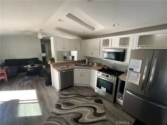 a view of a livingroom with furniture