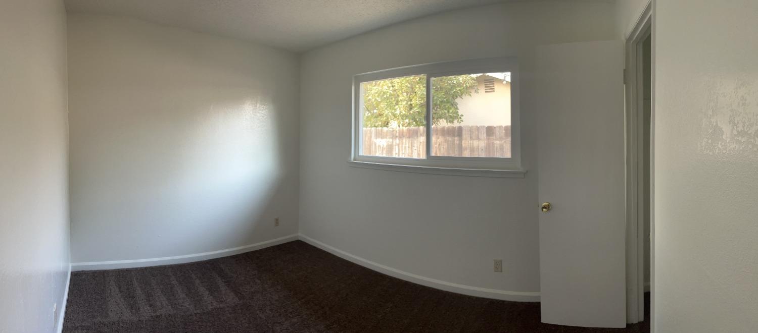 1097 Jefferson Avenue Clovis, CA 93612 - Photo 10 of 11 an empty room with a window