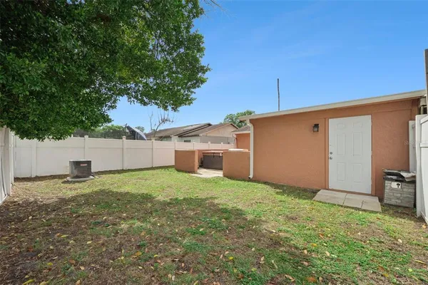 a view of a backyard