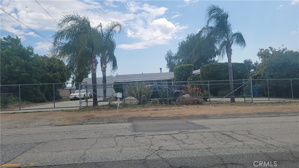 477 County Line Road Calimesa, CA 92320 - Photo 3 of 19 a backyard of a house with lots of green space
