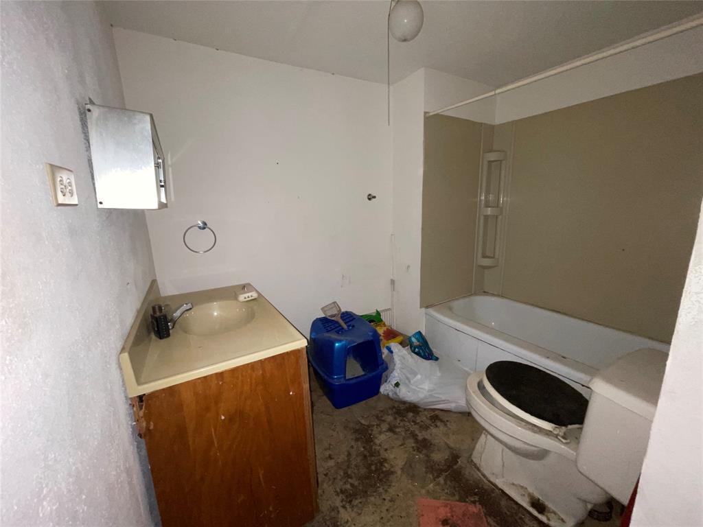 408 North Wichita Street Electra, TX 76360 - Photo 17 of 23 a bathroom with a toilet and a sink