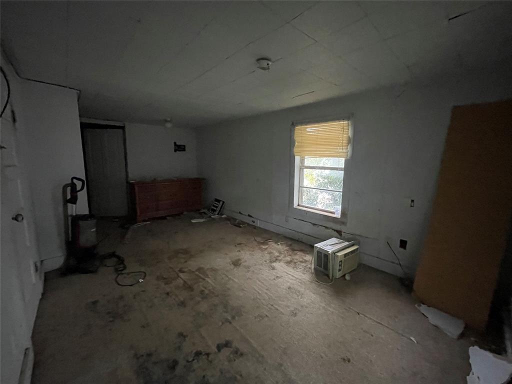 408 North Wichita Street Electra, TX 76360 - Photo 18 of 23 a room with exposed radiator and window