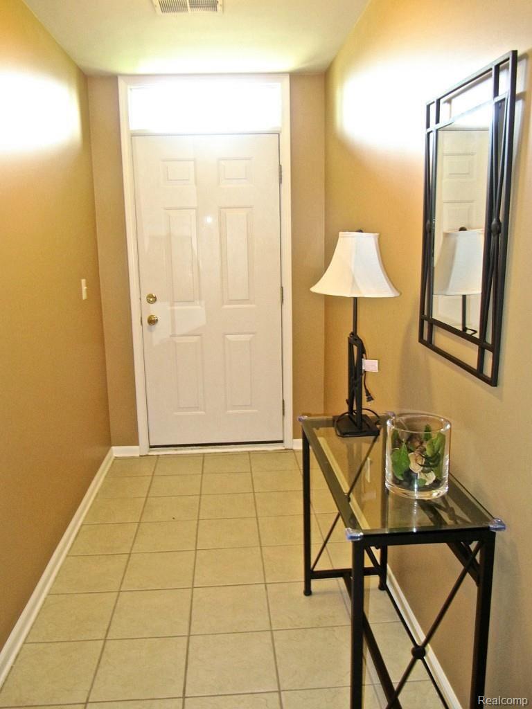 3414 Tremonte Circle Rochester, MI 48306 - Photo 3 of 28 Front Entryway