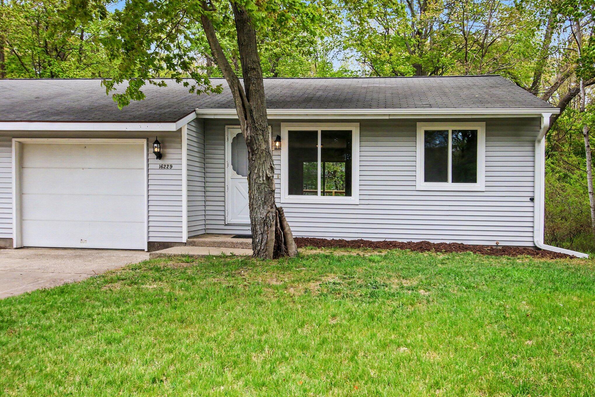 16229 Taft Road Spring Lake, MI 49456 - Photo 7 of 34 007_file_2560