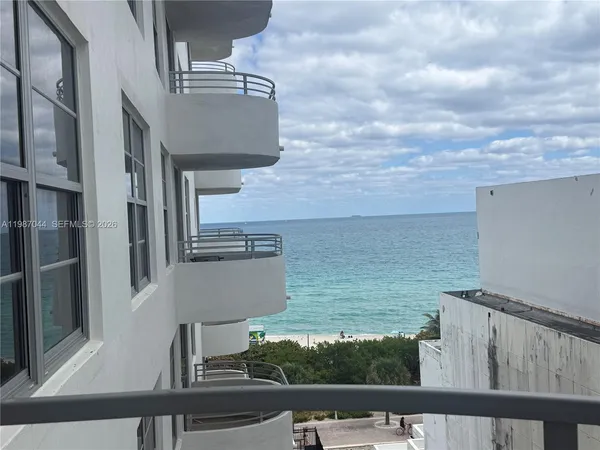 $5,000 | 5555 Collins Avenue, Unit 8R, Miami Beach, FL 33140