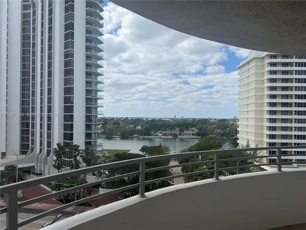 $5,000 | 5555 Collins Avenue, Unit 8R, Miami Beach, FL 33140