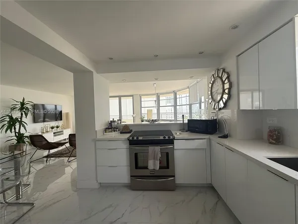 $5,000 | 5555 Collins Avenue, Unit 8R, Miami Beach, FL 33140