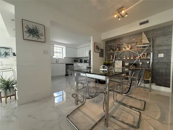 $5,000 | 5555 Collins Avenue, Unit 8R, Miami Beach, FL 33140
