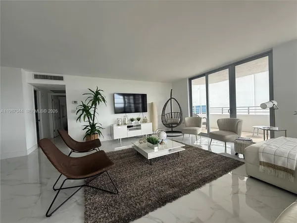 $5,000 | 5555 Collins Avenue, Unit 8R, Miami Beach, FL 33140