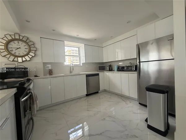 $5,000 | 5555 Collins Avenue, Unit 8R, Miami Beach, FL 33140