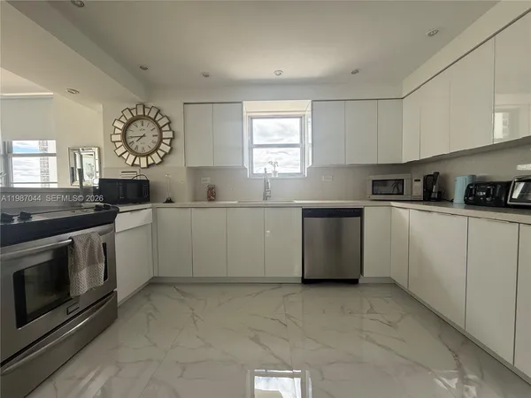 $5,000 | 5555 Collins Avenue, Unit 8R, Miami Beach, FL 33140
