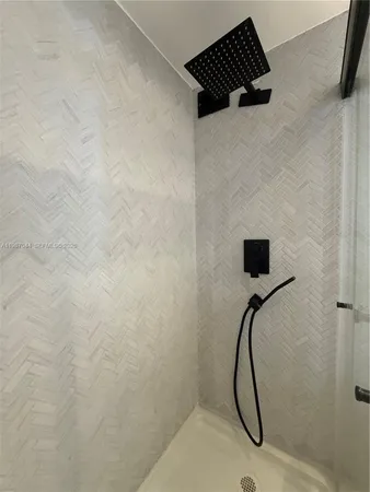 $5,000 | 5555 Collins Avenue, Unit 8R, Miami Beach, FL 33140