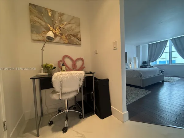 $5,000 | 5555 Collins Avenue, Unit 8R, Miami Beach, FL 33140