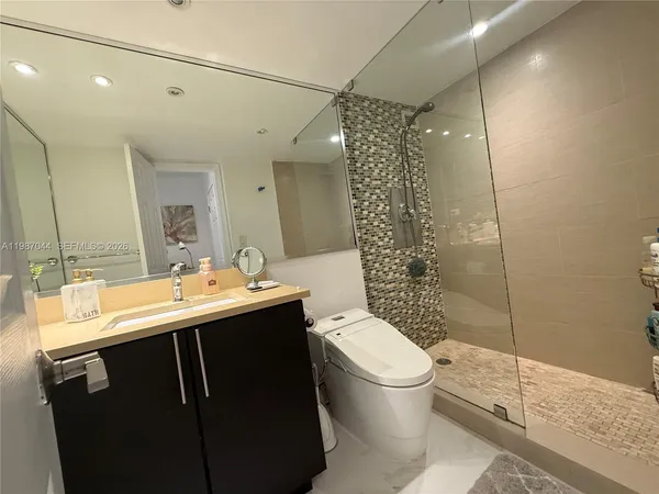 $5,000 | 5555 Collins Avenue, Unit 8R, Miami Beach, FL 33140