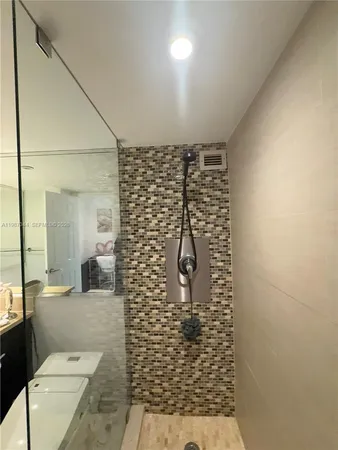 $5,000 | 5555 Collins Avenue, Unit 8R, Miami Beach, FL 33140